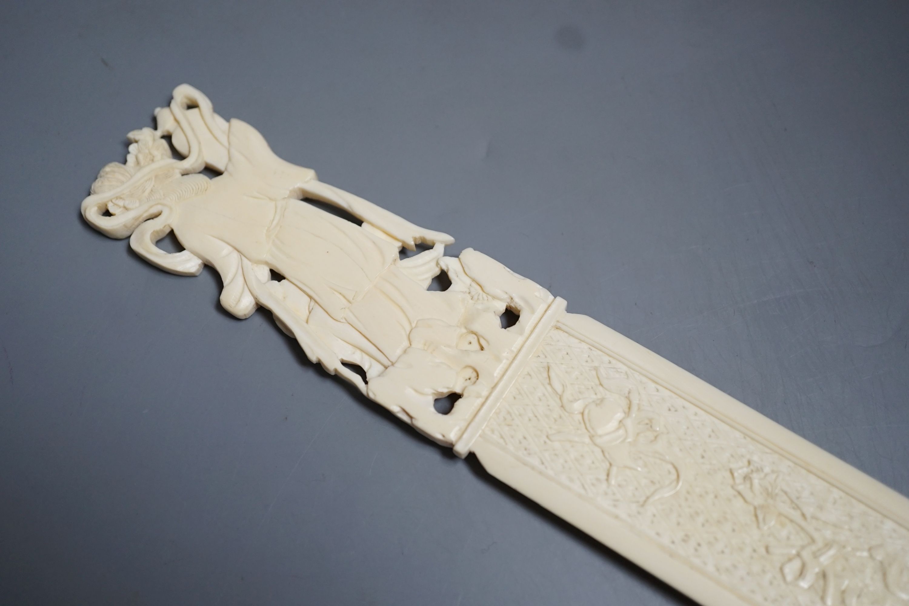 An early 20th century Chinese carved ivory page turner together with a similar carved ivory ‘dragonfly’ snuff bottle (2)